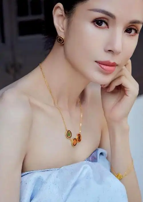 小龙女李若彤抹胸裙写真优雅端庄网友这才是冻龄女神