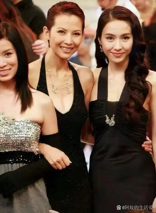 黎姿:年轻时的合影杀手,娱乐圈的璀璨明星 在20世纪香港娱乐圈中,群星