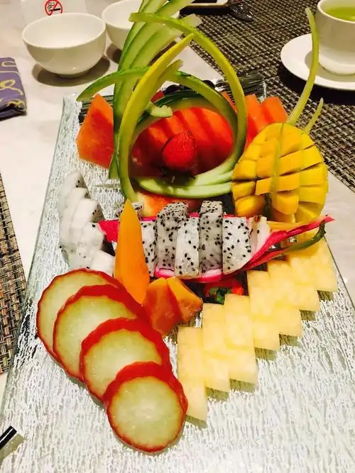 果盘讲述了一个海南小女孩在梦境中解读人生的色彩缤纷,姹紫嫣红的