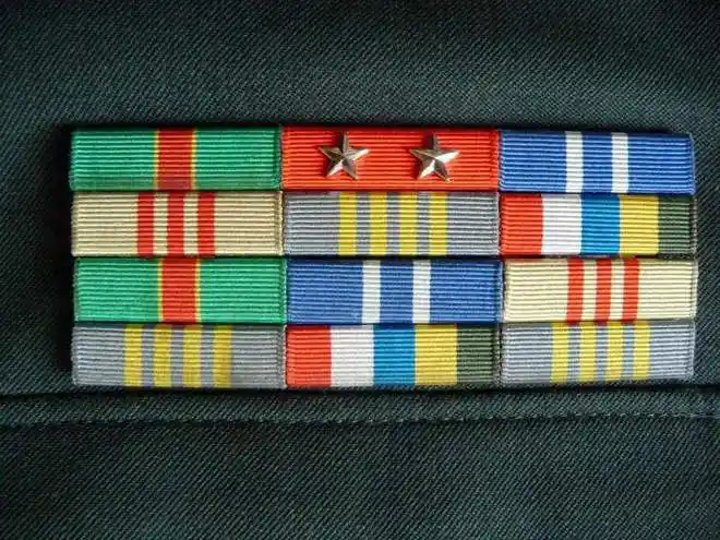 中美差别很大解放军胸前的那一堆资历章到底怎么回事