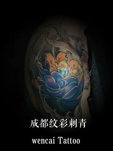 成熟稳重的潘先生半甲鲤鱼莲花纹身图案