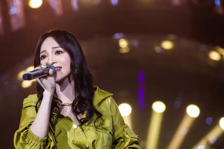 《歌手》2018华晨宇再绎《平凡之路》 张韶涵金曲串烧《漫步云端》