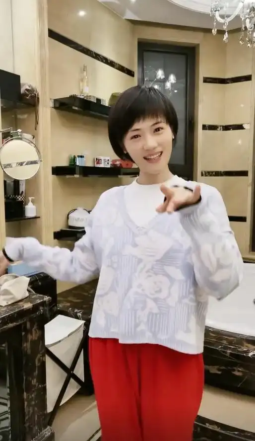 央视主持人董丽萍热舞40岁皮肤白身材纤细被网友盛赞是中学生