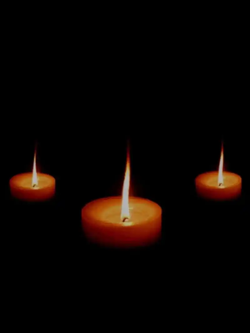 点一盏心灯 寄托无尽的哀思与怀念 祈求家族兴旺,子孙平安 祝远在天堂