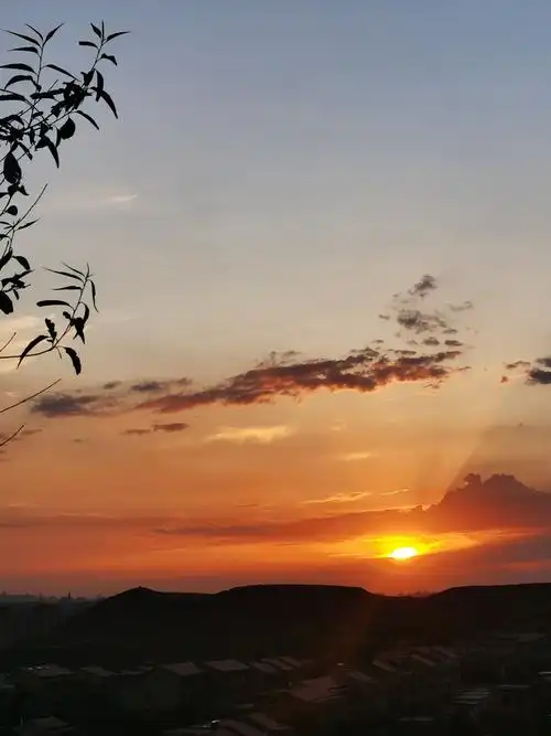 流金夕阳霞光飞傍晚夕阳西下天空金色霞光