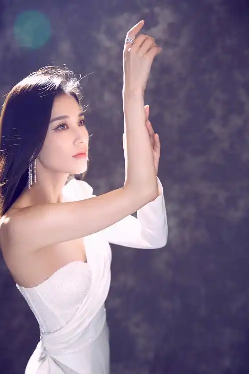 黄圣依长裙写真秀天鹅臂 气质超仙显曼妙曲线