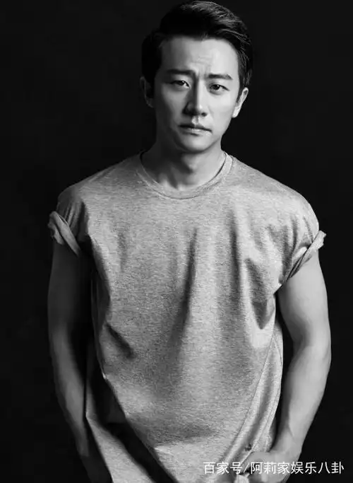 黄轩太会穿,粉色西装配"学生鞋"简单又时尚,三八分发型抢镜