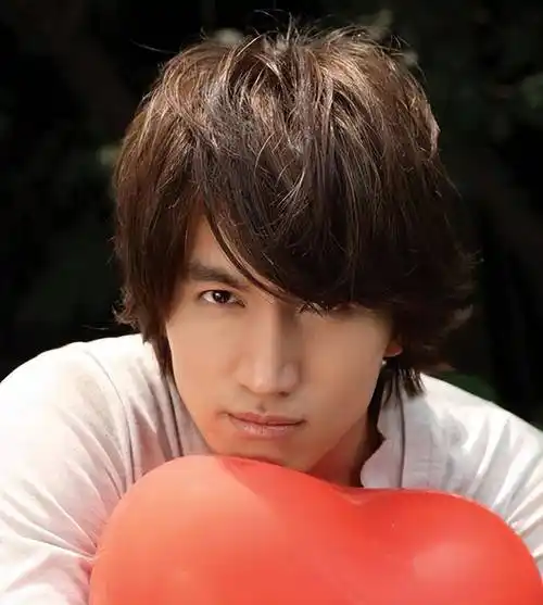 言承旭成都太古里活动,其实脖子能看出来年纪不小了,但还是好帅_林志