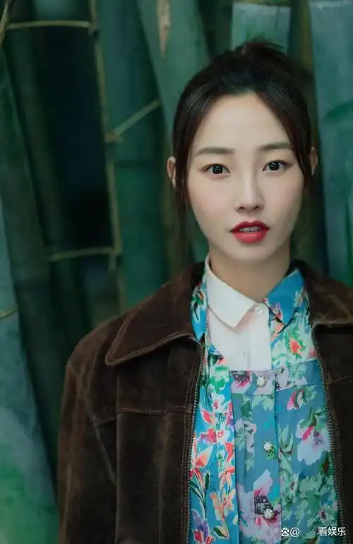 白百何伤势曝光!双手拄着拐杖下班,舞台上的她展现无限魅力