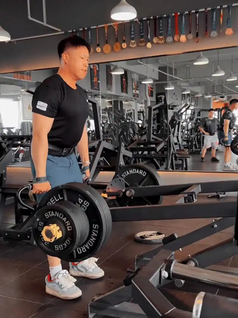 5月30日,德云社烧饼发布vlog,晒出了自己健身的内容.