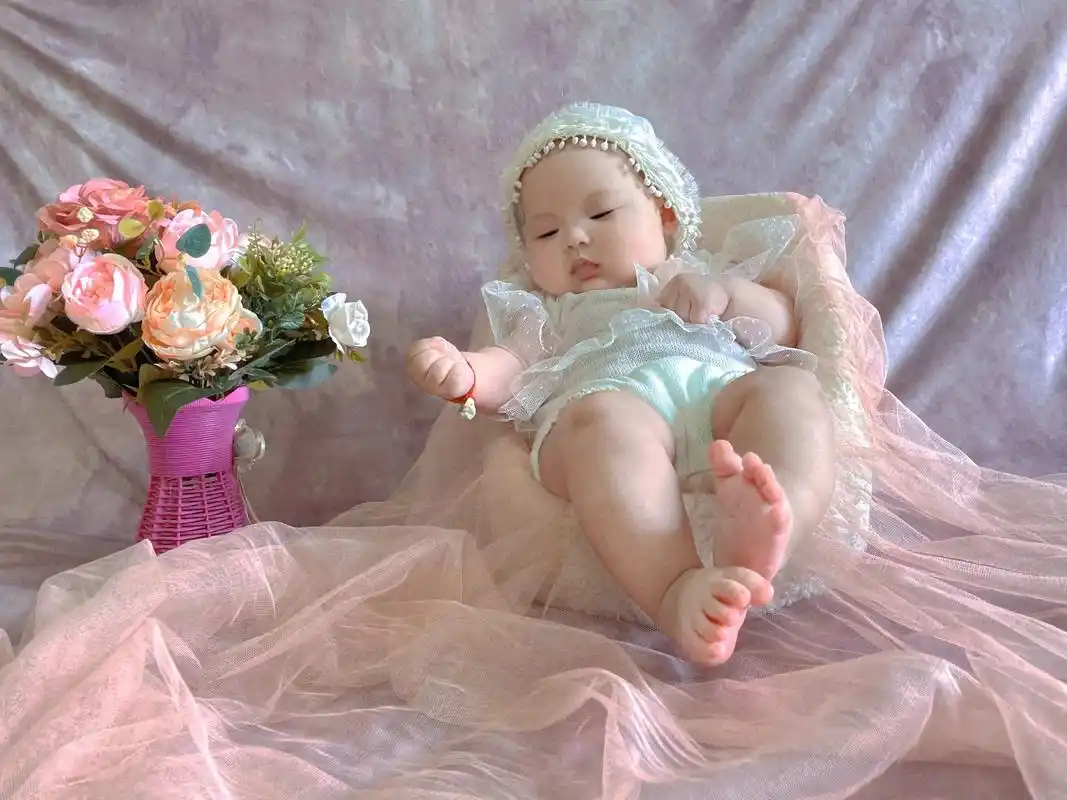 我们一百天啦.自己在家拍百天照还蛮香的,以后留给宝宝看啊,妈 - 抖音