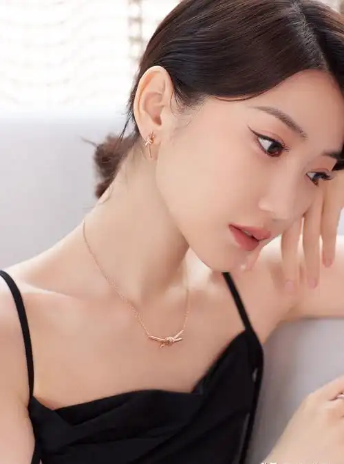 毛晓彤樱桃小嘴,白皙透红,杨柳细腰,娇俏可人!