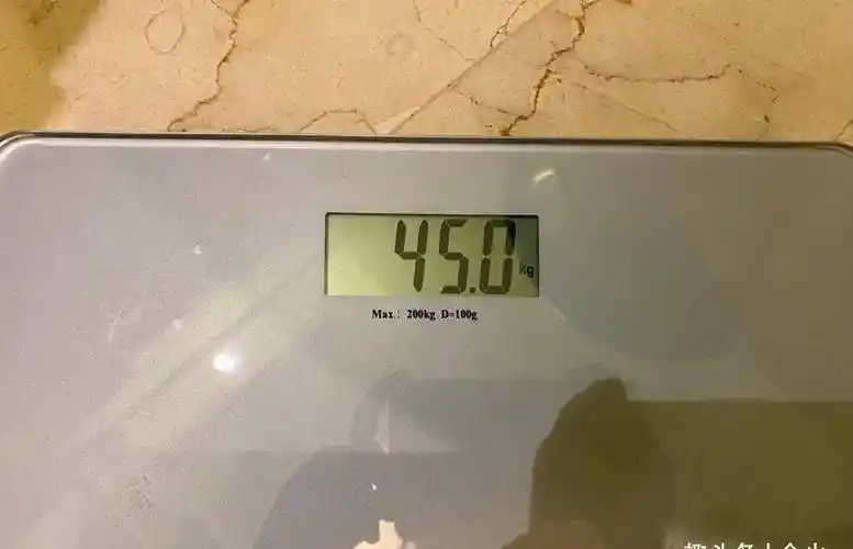 不仅如此,徐梵溪还晒出了自己的体重秤数字,只有90斤,要知道,徐梵溪