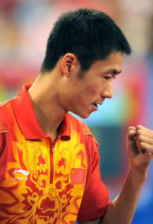 图文:男单第三轮王励勤晋级 握拳庆祝