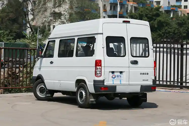 【依维柯得意2017款客车 a35 2.