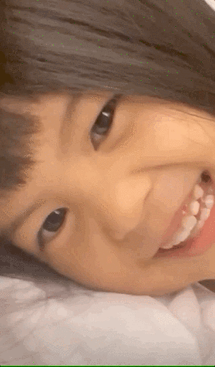 波妞用手捏姐姐扮鬼脸古灵精怪angel任由摆布对妹妹好宠溺