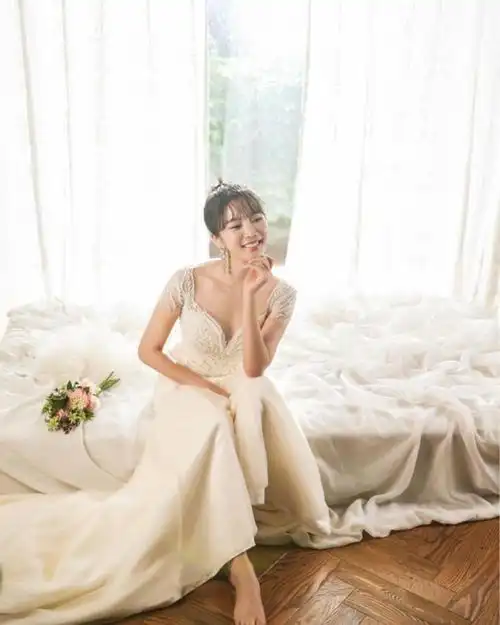 34岁裴涩琪结婚婚礼现场首曝光与老公甜蜜对视灿笑超恩爱