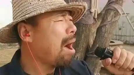 流浪歌手含泪献唱《心声》,沙哑唱腔泪洒全场,唱哭无数孝心儿女-音乐