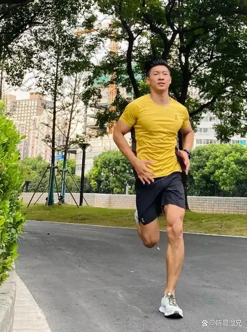 网友抓拍肌肉男换衣服,原来是网红健身教练的活动宣传照