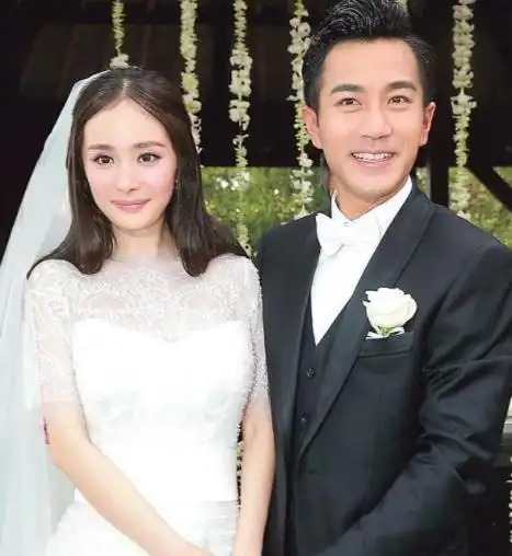 刘恺威与新女友高调现身牵手走机场秀恩爱参加活动戴同款手链