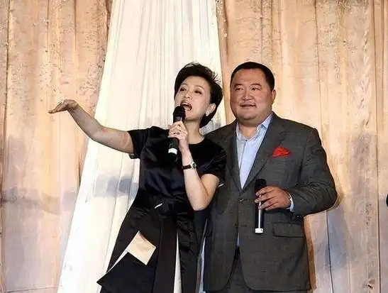 同是央视主持人,53岁杨澜和49岁董卿,已走上两条不同的道路