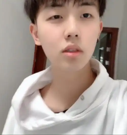 作为一个狙神,小抠脚平时的实力也不差,但是,他没