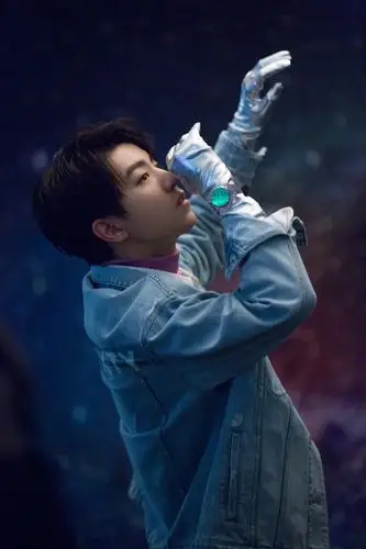 王俊凯2019时装开年刊 超脱自我的张扬青春