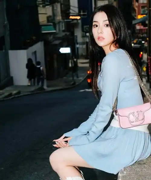 就算没有绝配,方媛身材好,尤其是脸蛋精致,挑不出毛病来.