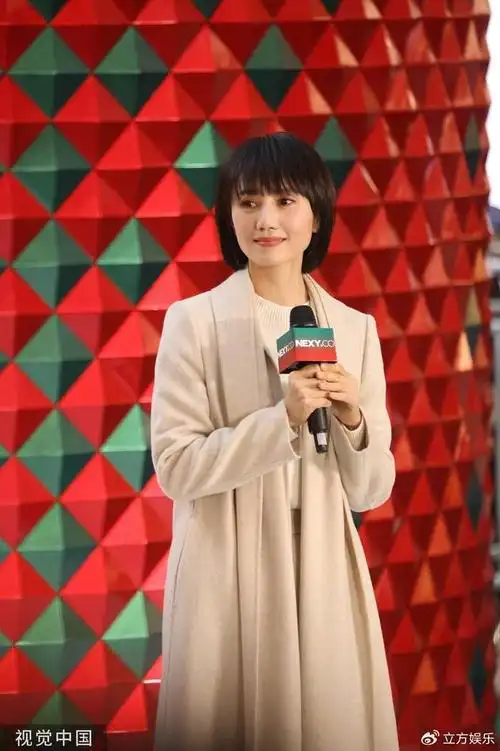 袁泉穿驼色大衣出席活动 侧身灿笑尽显知性文静美|袁泉|驼色|大衣