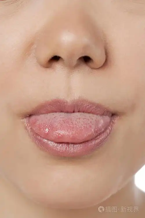 一位女士,她的舌头伸出