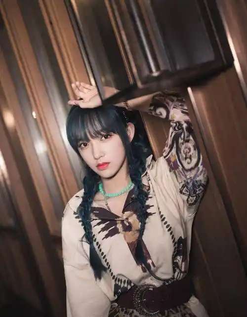 原创程潇颜值高不是吹的烟灰蓝发色配齐刘海小脸精致犹如漫画女主