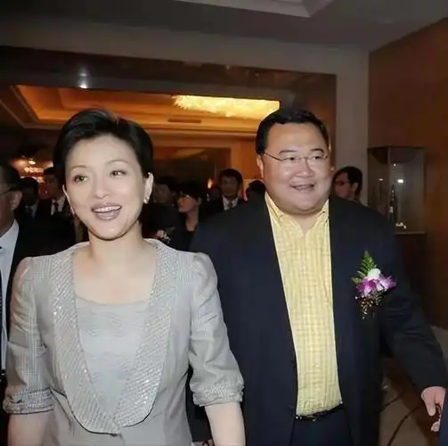 回顾丈夫长得不起眼婚姻幸福的明星夫妻一对比一对过得幸福