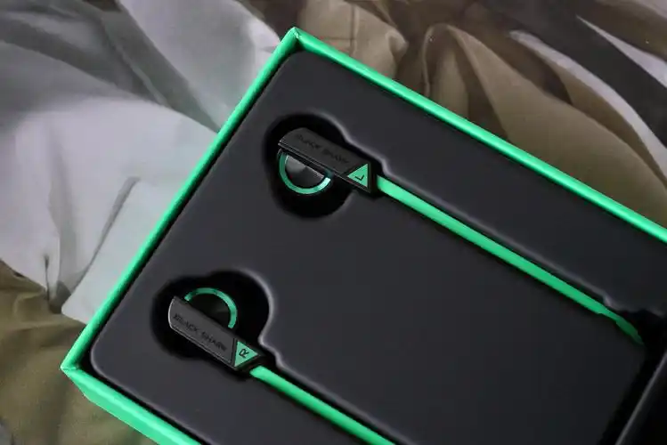 黑鲨冰封散热背夹2pro圈铁版游戏耳机带来完美手游体验