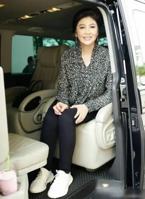 英拉打疫苗还让哥哥陪着穿花衬衫真时髦戴巴掌大小包值1万多