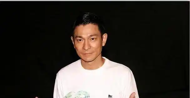 她陪伴刘德华26年,如今42岁仍然单着,眼睁睁看着他娶了别的女人