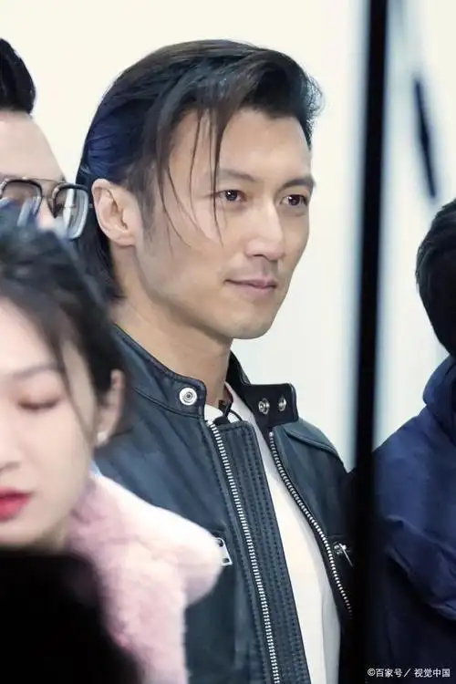 2023年4月6日,上海,谢霆锋现身一品牌活动现场,长发依旧,仿佛岁月没在