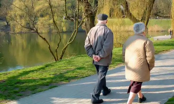 4. 选择安全场所进行散步在选择散步场所时,老年人要特别注意安全.