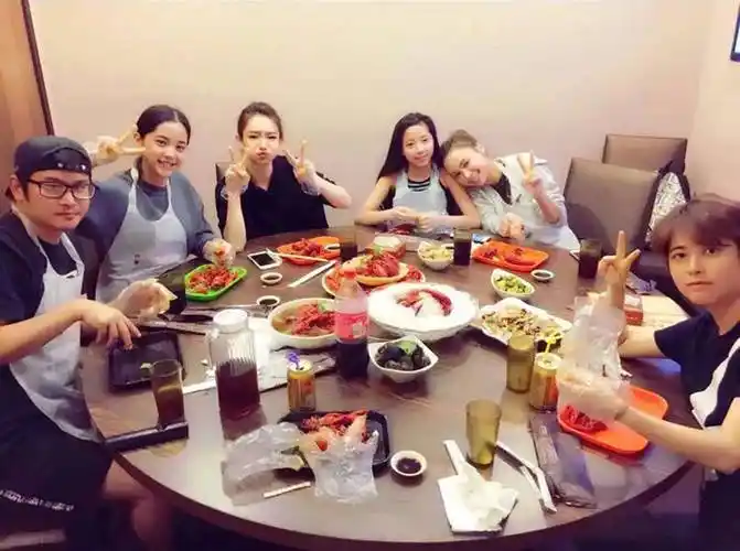 几个好友聚在一起吃小龙虾大快朵颐,戚薇与欧阳娜娜合影,高颜值闺蜜惹