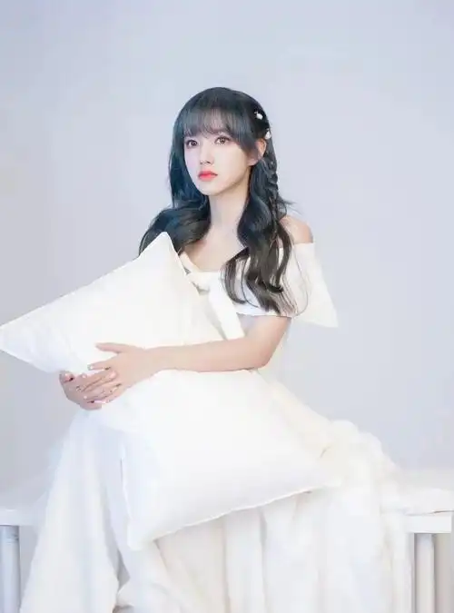 潇潇子一直是妆造多变,美丽在线,时而是在逃公主,时而又是酷飒御姐