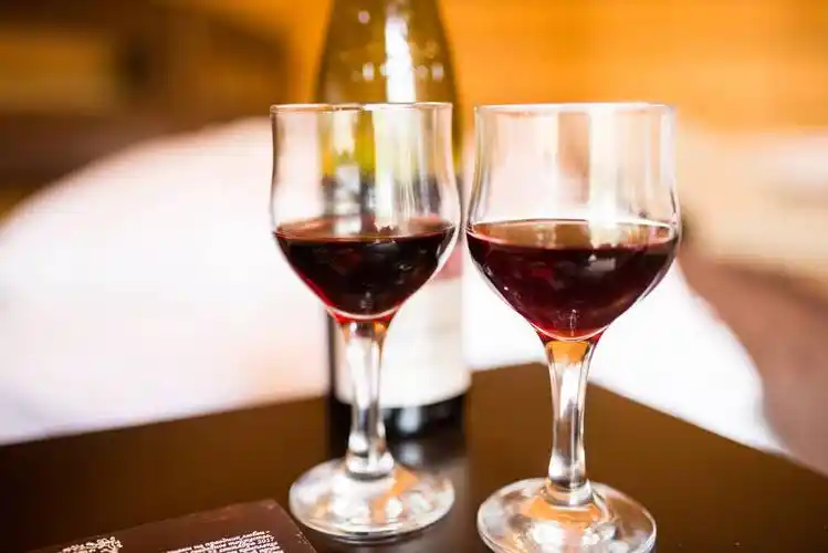 两只杯子里装满了红酒.附近的酒.