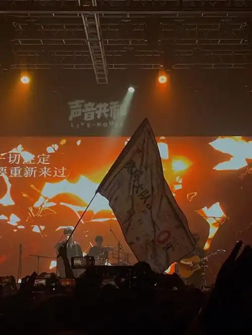 六七八百次火车吧这也是今年为止看到最嗨的一场live了#帆布小镇乐队