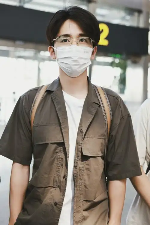 张新成超话92#张新成大宋少年志2#【20230818 饭拍|行程:长沙csx