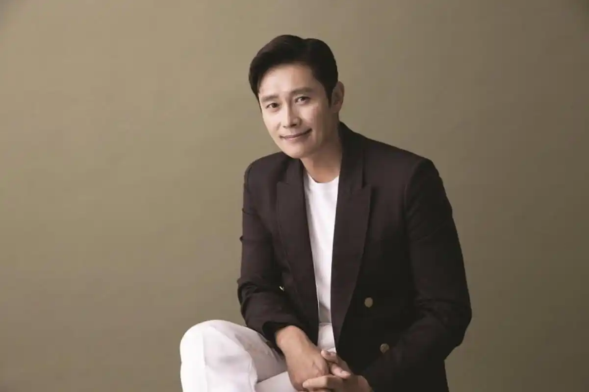 韩国影帝李炳宪新片《水泥乌托邦:末日浩劫》将上映,他接受韩媒访问