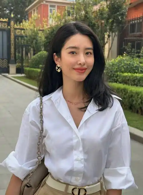 杨采钰嫁给富商后更美了,穿露肩连衣裙喝下午茶,31岁美出新高度