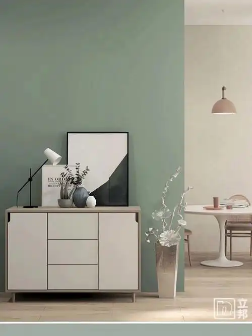 大面积伦敦雾墙面,使房间的氛围柔和素雅,搭配装饰画,轻松营造出家居