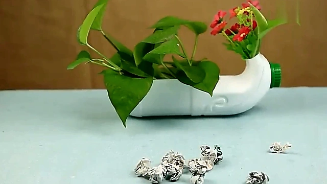 大桶酸奶瓶子被媳妇几刀剪成一个花盆,真是太美了,学到就是赚到