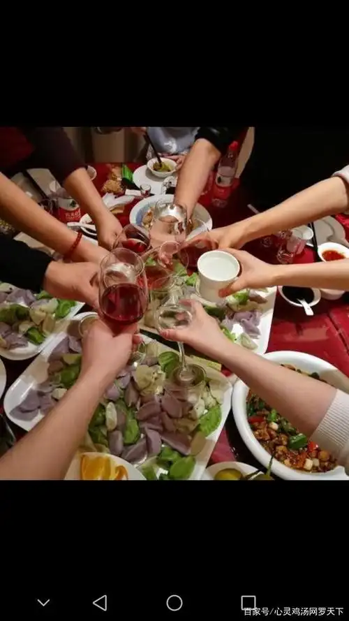 家里亲戚吃饭在喝酒