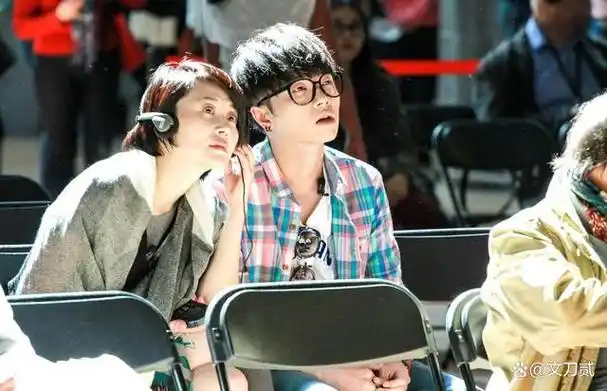 一场晚会上华晨宇唱beyond乐队的《大地》.