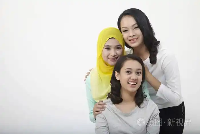 三多种族马来西亚妇女在演播室摆姿势