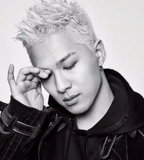 bigbang太阳最新画报魅力眼神气场十足被选为杂志年度人物